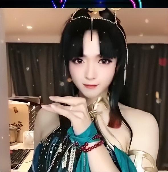 男扮女装的动漫人物，男扮女装动漫（男扮女装的cosplay）