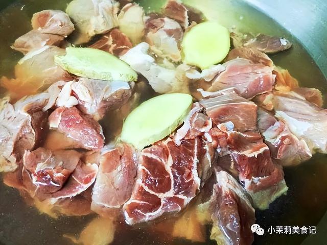 炖牛肉要焯水吗，炖牛肉一定要焯水吗（牛肉软烂又入味）