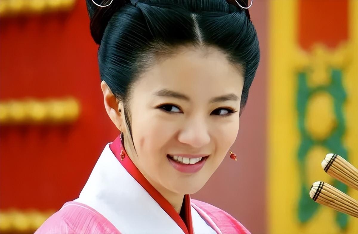 01 邵春华(安以轩饰)