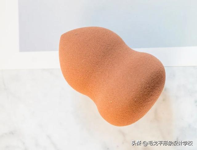 粉扑是干什么用的，海绵粉扑作用详解（不同形状美妆蛋使用指南）
