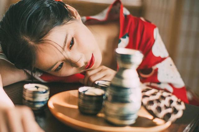 朋友圈喝酒的句子，朋友圈喝酒的句子经典句子（喝酒微醺的唯美句子）