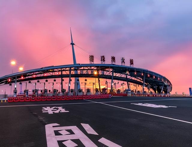 港珠澳大桥造价，港珠澳大桥堪称世界第九大奇迹吗（花了千亿造桥却不能通车）