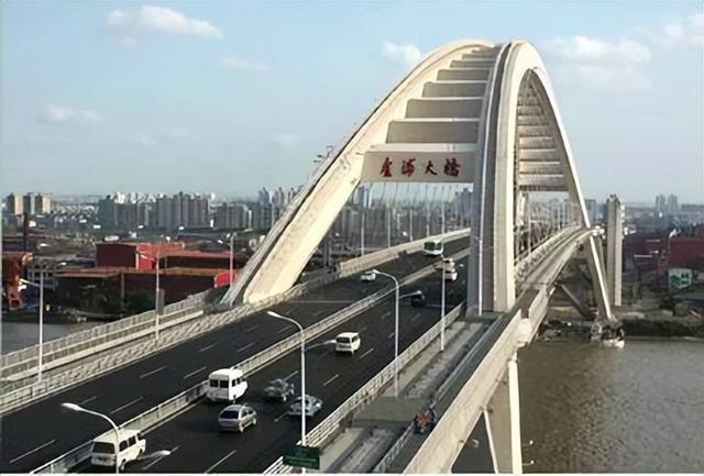 桥梁由哪些部分组成，桥梁由哪些部分组成的（拱桥的基本组成及主要特点）