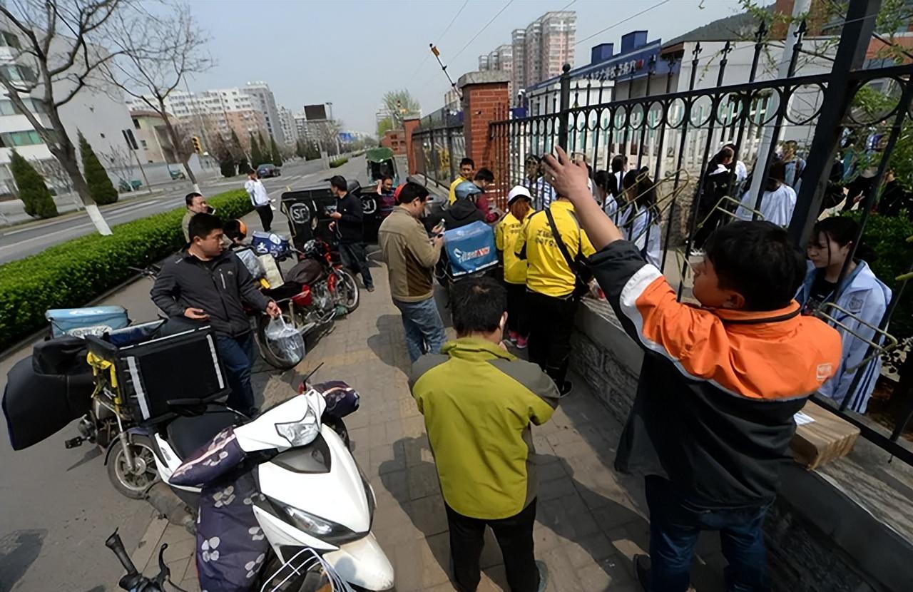 靠近学校做什么生意好（学校）