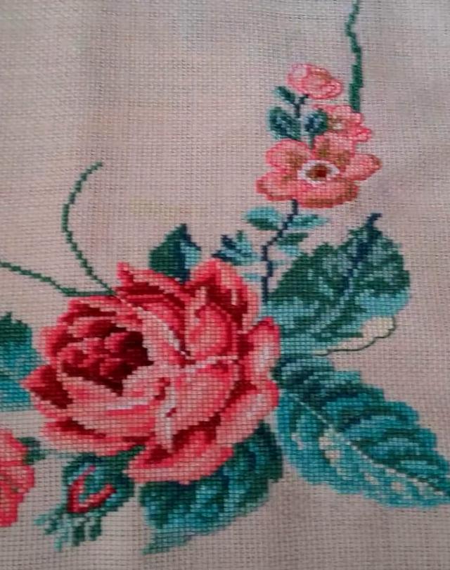 在家加工十字绣，在家加工十字绣赚钱吗（这些漂亮的十字绣都是她缝制的）