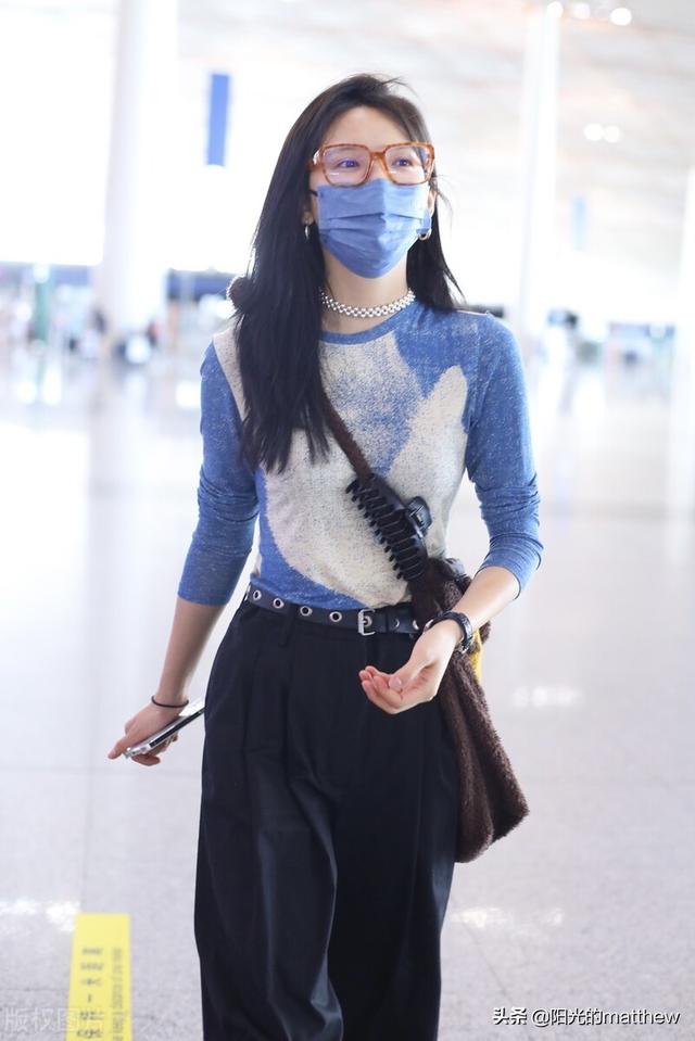 黑色运动鞋怎么搭配，黑色运动鞋怎么搭配衣服裤子女（章若楠印花上衣+黑色阔腿裤+白色运动鞋随性休闲）