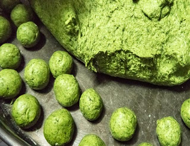 如何制艾叶米果，如何做冰墩墩（那是一种专属春天的味道）