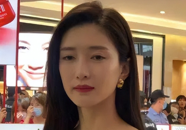 “一脸苦相”的6位女星，五官凑在一起，越看越丧，可惜了