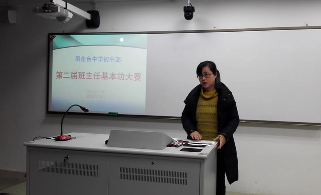 班主任出嫁男生堵门，班主任要结婚了需要随礼吗（全班十几个男生集体爬墙堵门）