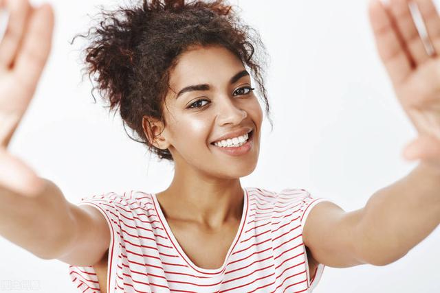 黑裤子发红怎么样能恢复黑色呢，黑色裤子发红怎么还原（为什么你一晒就黑）