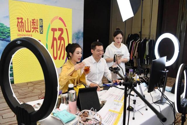 薇娅穿过的衣服，戴两枚戒指笑容灿烂