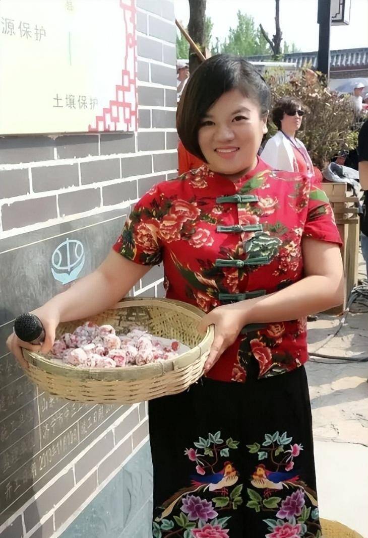 山楂妹张月乔:天生残疾遭父母抛弃,凭星光大道爆红,现在如何了