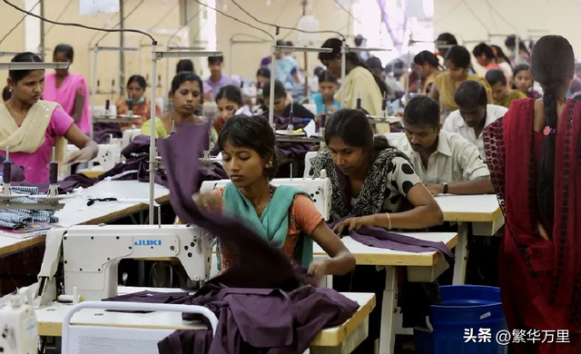 印度一共有多少官方语言，普通人一个月的工资