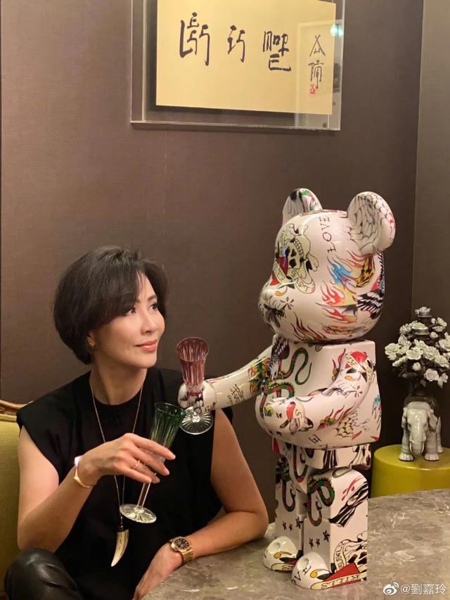 刘嘉玲身价多少亿，刘嘉玲个人简历（同进同出情胜母子）