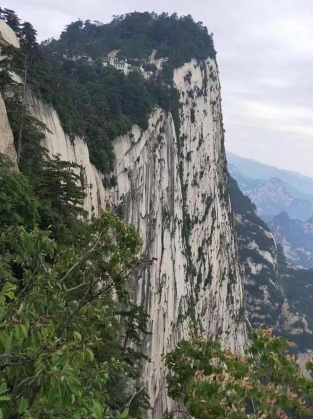 五嶽名山分為,東嶽泰山,南嶽衡山,西嶽華山,北嶽恆山還有中嶽嵩山.