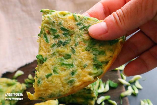 槐花饼怎么做好吃又简单，槐花饼的简易做法（烙饼吃可真香啊）