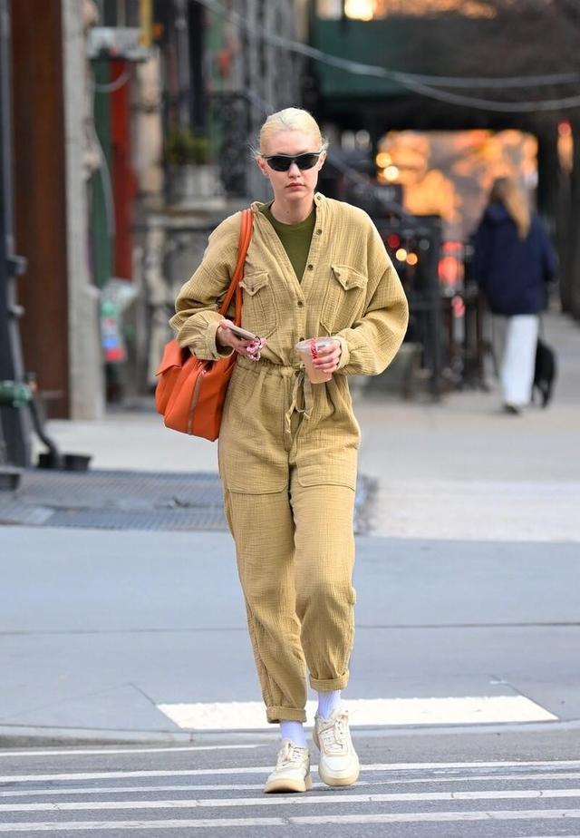 工装裤搭配禁忌，女黑工装裤搭什么上衣合适（直接一条“工装裤”就能满足）