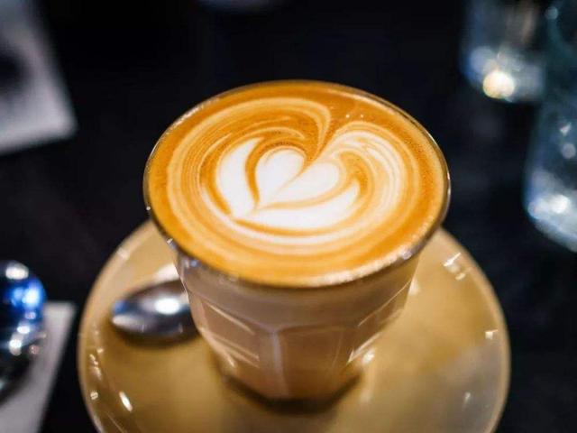 摩卡咖啡和拿铁咖啡的区别，摩卡和拿铁的区别是什么（认清拿铁、摩卡、康宝蓝、玛奇朵、卡布奇诺的区别）