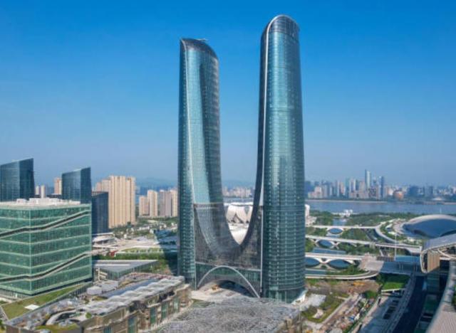 苏州标志性建筑有哪些，苏州标志性建筑有哪些建筑（长三角两大“秋裤”建筑）