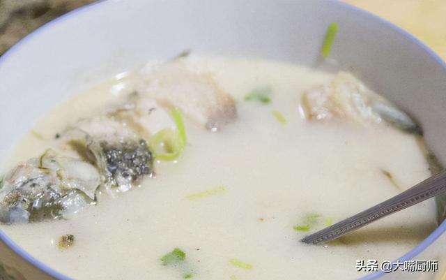 简单的清炖鱼汤做法，清炖鱼汤怎样做（鲫鱼汤奶白的秘诀）