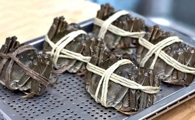 大螃蟹怎么做好吃又简单的做法，大螃蟹怎么做好吃又简单的做法四川的（简单三步上一盘）