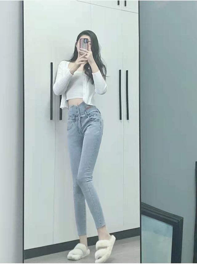 小脚运动裤配什么上衣，小脚运动裤配什么外套（小脚牛仔裤搭配什么上衣和鞋子好看）