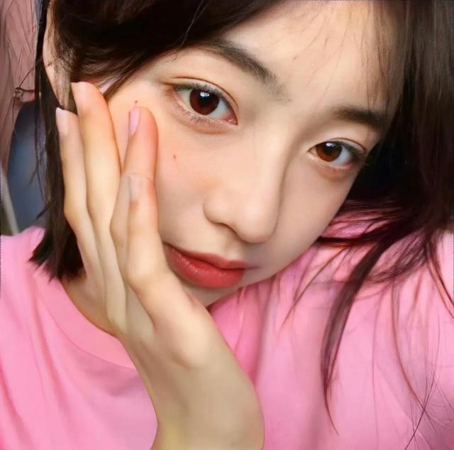 头像女背影或侧面 唯美，温柔意境侧面背影女头   除了浪漫和温柔 还想陷在夏日的晚风里微信（粉红女头/吹晚风、在等你、在等夏天、在等和你一起过夏天）