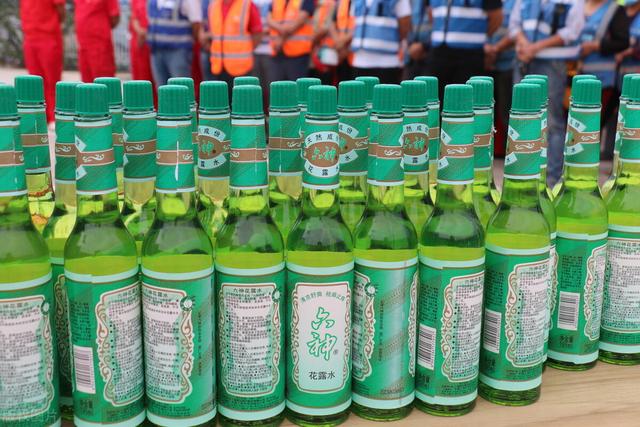 白色衣服发黄怎么办，白色衣服发黄怎么洗才能变白（白色衣服发黄别用漂白水了）