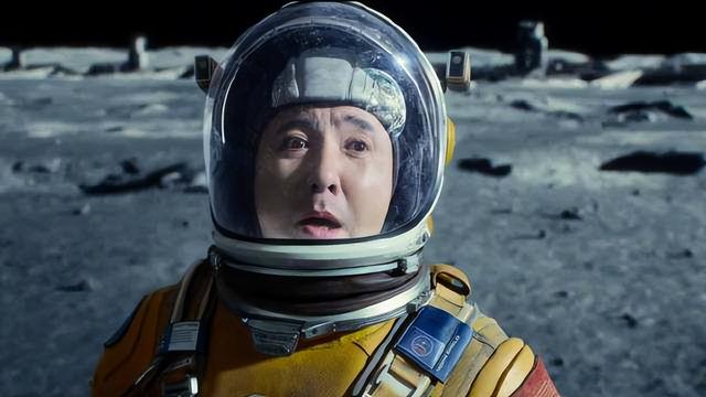 世界男神发福排名，这5位身材发福的男星好可惜