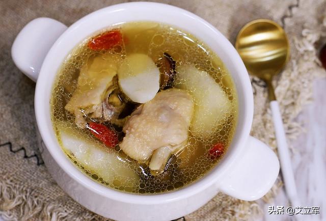 老母鸡的功效与作用,老母鸡汤的功效与作用(老母鸡煲汤放什么材料好)