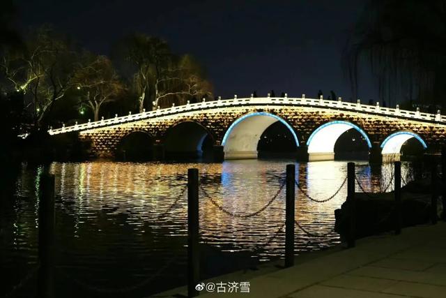 济南旅游攻略必去景点夜景，一定要走进她的夜