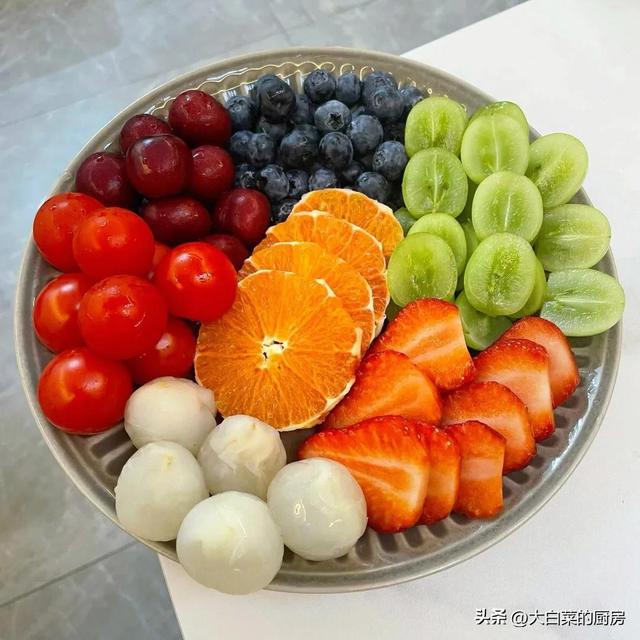 三种水果拼盘好看大气，用1到3种水果做水果拼盘（年夜饭你一定要学会的水果拼盘）