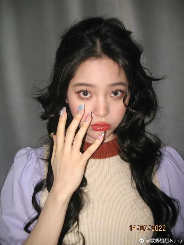 指甲油裸色和透明色有什么区别，护甲油和透明色的指甲油一样吗（显白好看，春夏必做）