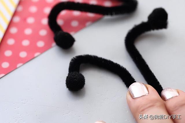 怎么做手工作品，小学生手工作品怎么做（用卫生纸卷纸筒制作的小蜜蜂）