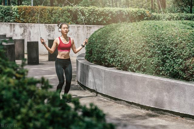 跳绳1000下相当于跑步，跳绳一千个相当于跑多少公里（每天1000个跳绳）