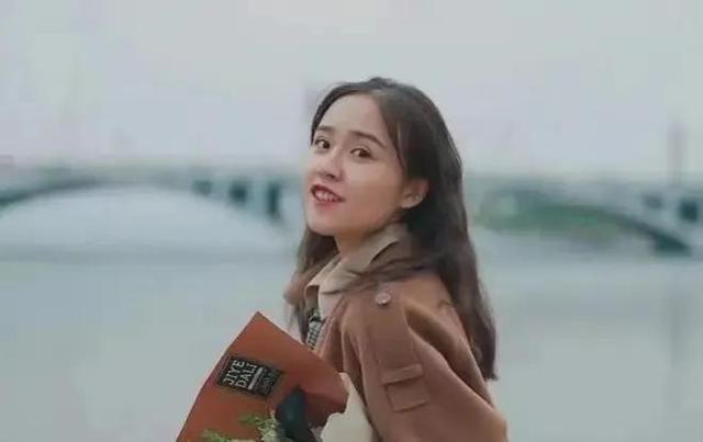 怎么形容一个女人优秀的句子，夸女人优秀的句子（让张含韵感动到落泪的女子）