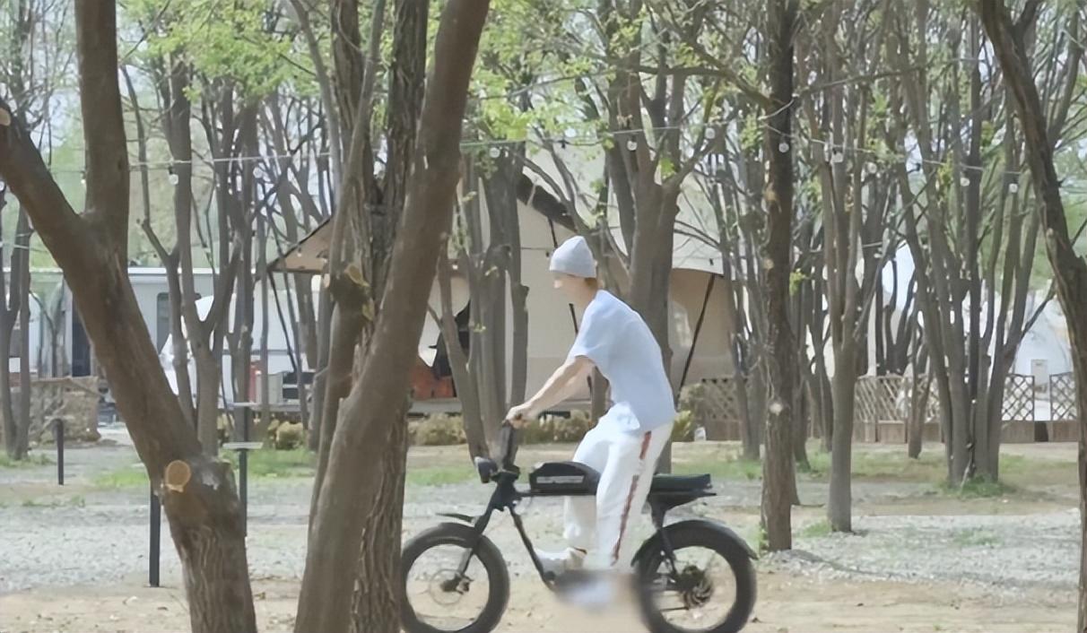 鹿晗女朋友是谁，鹿晗女朋友是谁什么时候在一起（公开恋情4年多低调且幸福）