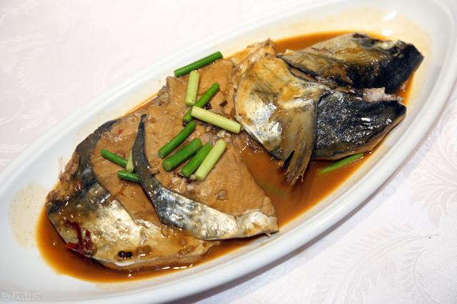 巴鱼红烧做法，家常红烧鳊鱼（去腥别用料酒）