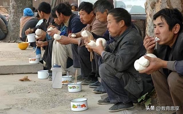 用盆吃10袋泡面，用盆吃10袋泡面男子回应月薪2万邀约（在火车上用脸盆吃10袋泡面）