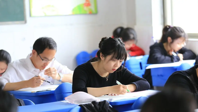 教资面试是同组淘汰吗，教资面试每一组都会淘汰人吗（教资面试考官做这些举动）