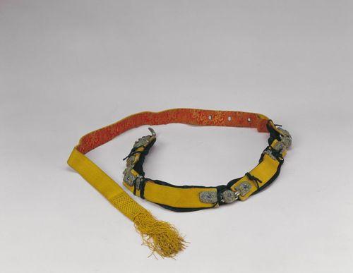 晚礼服短款有哪些，黄色晚礼服短款（古代女性服饰中主服的“中短款”）