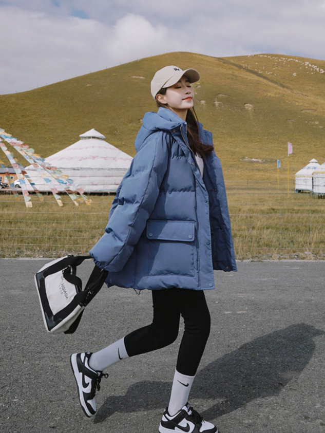 白色外套穿搭，白色外套穿搭图片女（今年羽绒服建议穿“蓝色”）