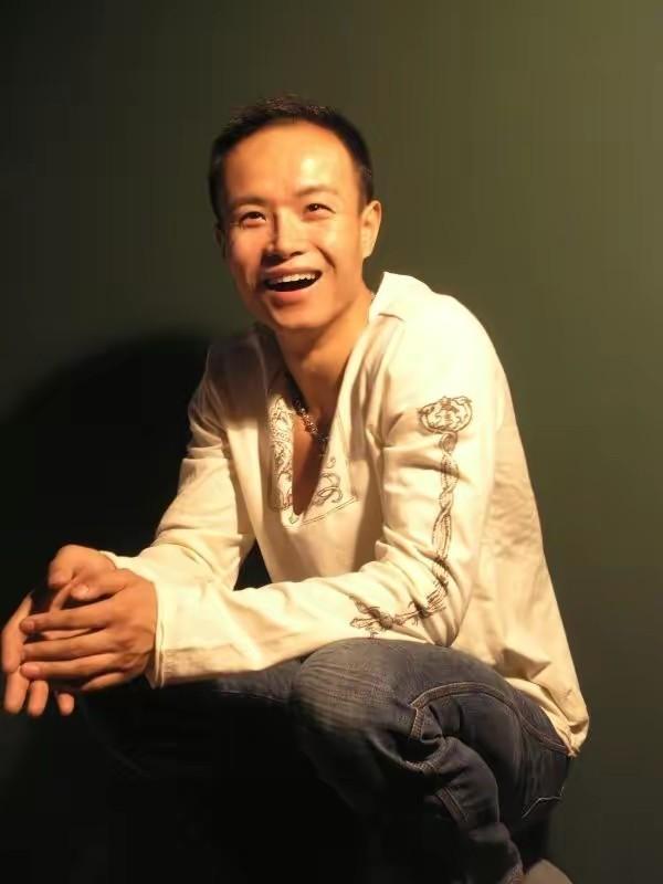 一瓶白酒，一颗“蛋蛋”，“人生导师”乐嘉的毁灭史