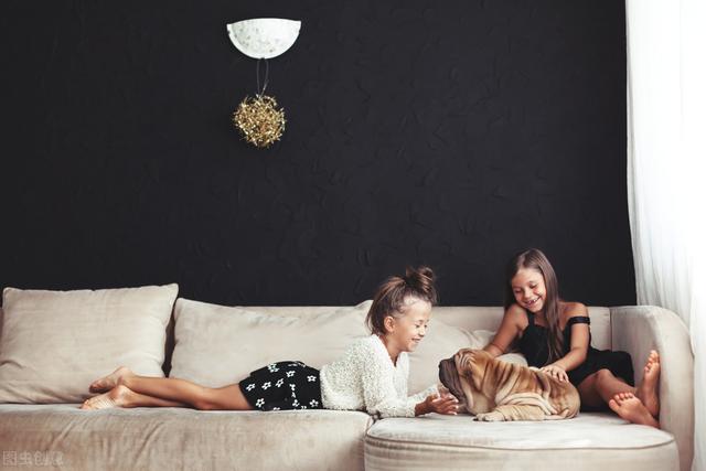 儿子打爸爸是什么行为，爸爸打儿子正常吗（一言不合就动手）