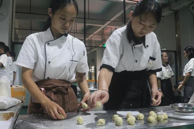 技校都有什么专业适合女孩子，不要学费的技校（最适合女生的四类专业）