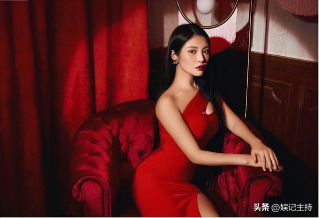 导演王晶御用女郎童菲现状，拍3部电影狂捞26亿