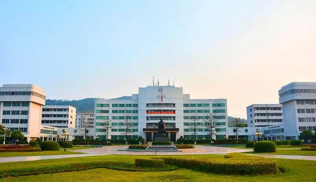 广东理工学院鼎湖校区，广东理工学院鼎湖校区有什么专业（广东这些大学竟然这么偏僻）