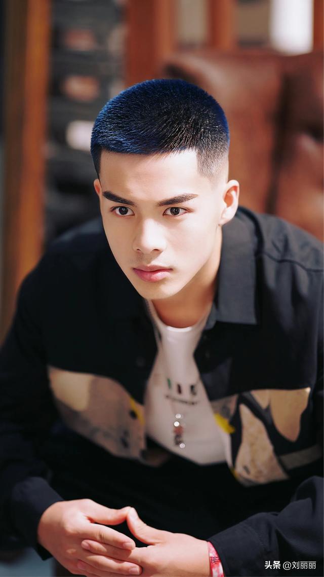男生发际线高适合什么发型，发际线高适合什么头发（超帅的男士发型）