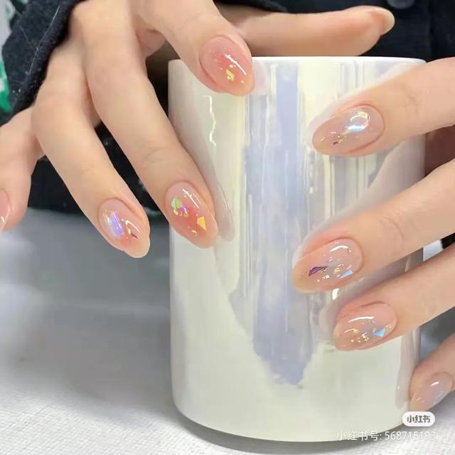 指甲油裸色和透明色有什么区别，护甲油和透明色的指甲油一样吗（显白好看，春夏必做）