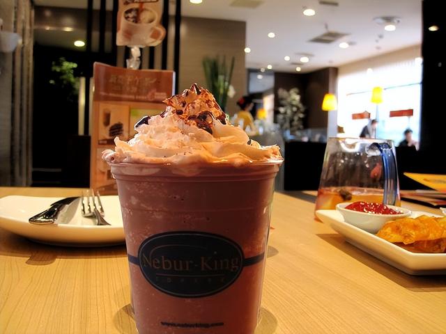 摩卡咖啡和拿铁咖啡的区别，摩卡和拿铁的区别是什么（认清拿铁、摩卡、康宝蓝、玛奇朵、卡布奇诺的区别）